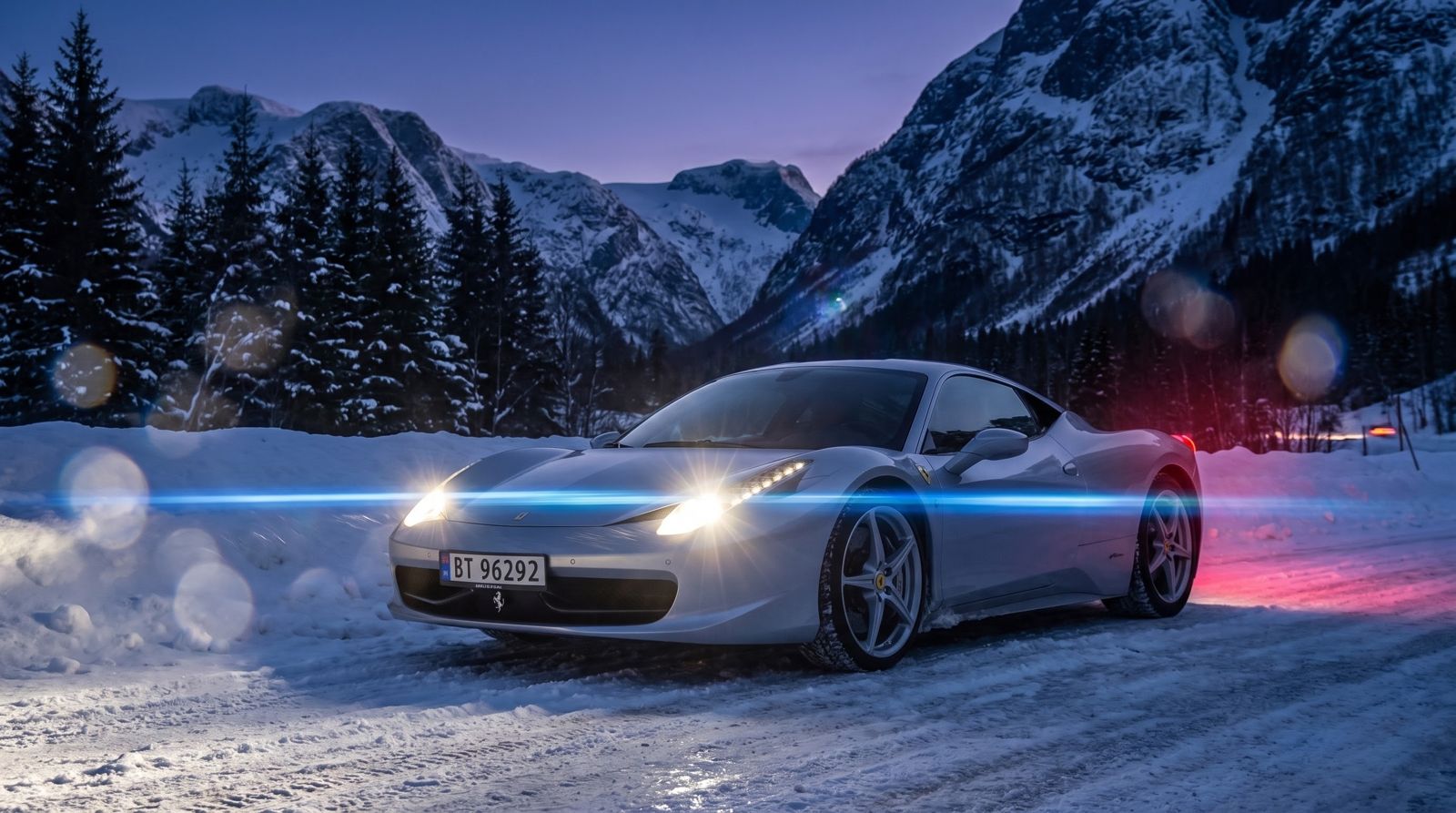 Ferrari 458 Italia på snødekt vei i fjellet