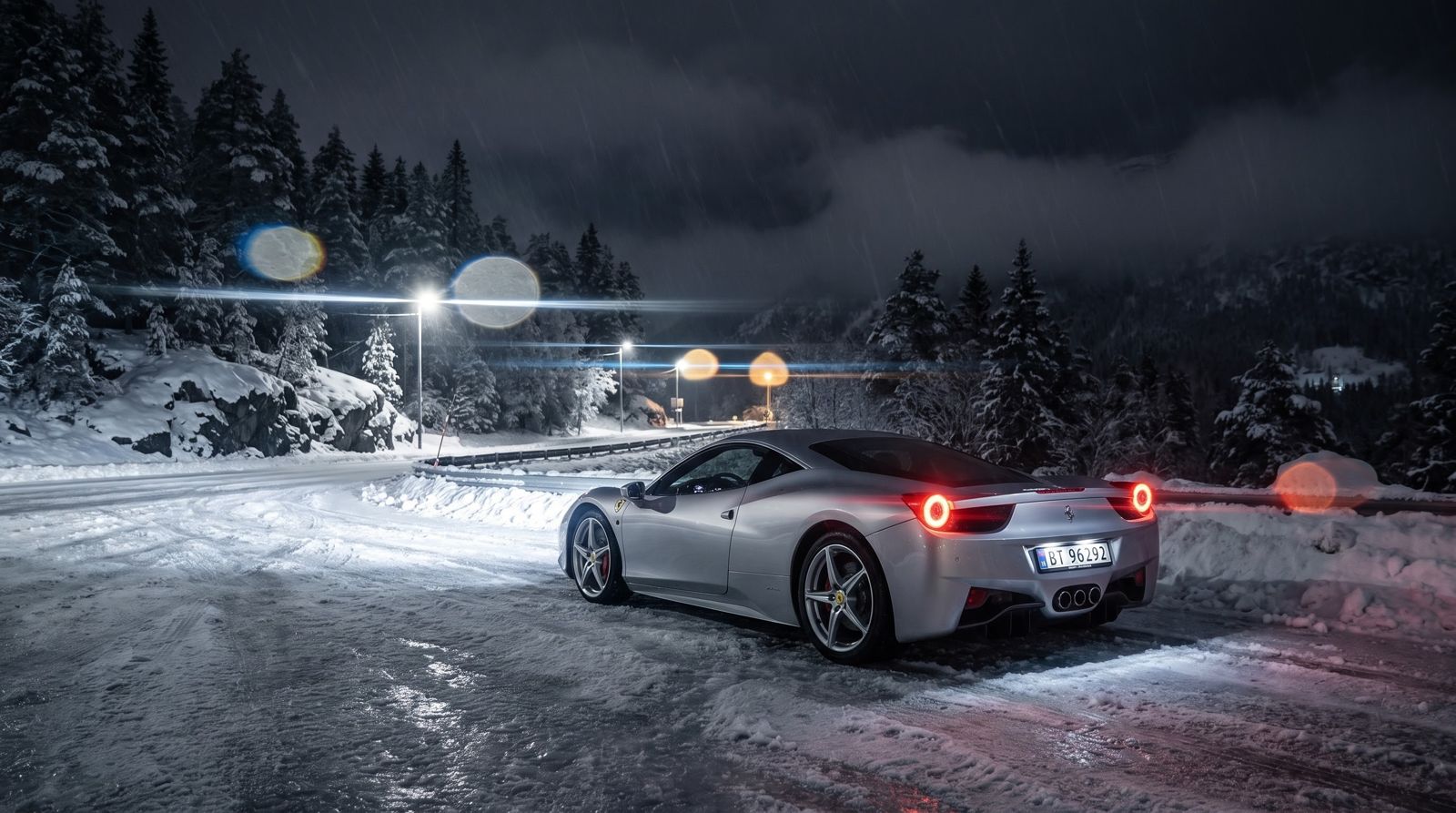 Ferrari 458 Italia i snøvær om kvelden