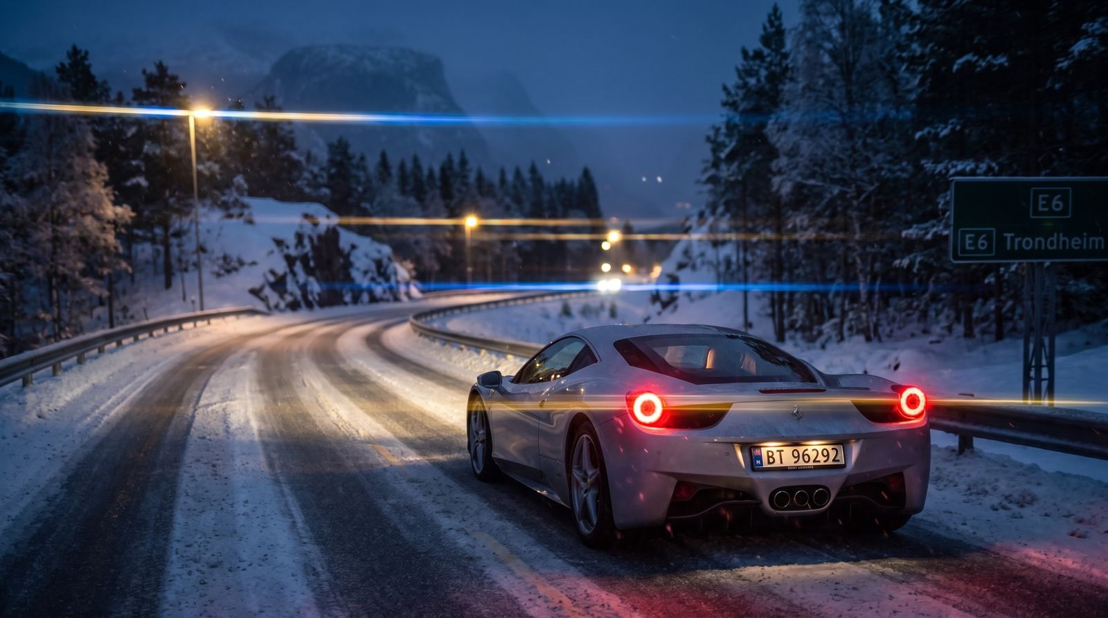 Ferrari 458 Italia på vinterveg i skumringen
